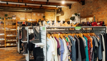 Nodarboties ar labdarību visu gadu. Sociālie uzņēmumi, kas izveidojuši labdarības veikalus