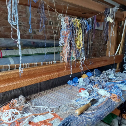 Grāmatā apkopotas četras tekstilmākslinieces Ivetas Vecenānes kolekcijas