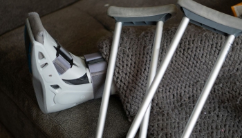 Īslaicīgi kustību ierobežojumi bērniem: kā mierīgāk sadzīvot ar traumu