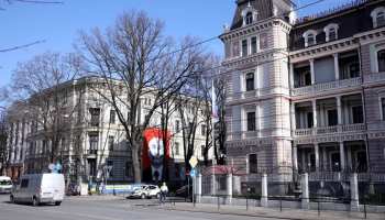 Vāc parakstus par elektrības atslēgšanu Krievijas vēstniecībai Rīgā