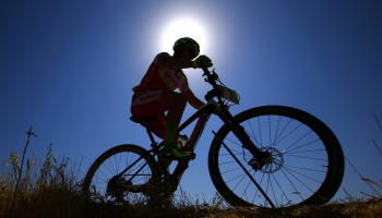 Peldēšana un braukšana ar velosipēdu - locītavām draudzīgi sporta veidi
