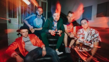 Siguldiešu grupa "Neon Saturdays" iedzied dziesmu latviešu valodā