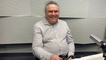 Kopā ar Indriķi Veitneru veram vaļā "Latviešu džeza tēmu grāmatu"