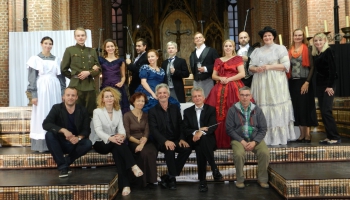 Gaiļa gads: Résumè. Operas "Zilo putnu meklējot un "Ilgais Ziemasvētku mielasts"