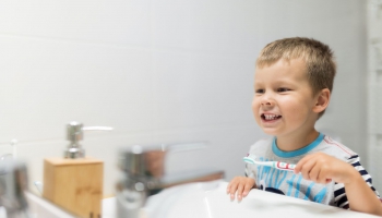 Bērniem Latvijā daudz bojātu zobu: iespējas mudināt apgūt mutes higiēnu