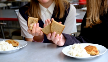 Iepazīstina ar aktualitātēm ēdināšanas ārpakalpojumā Rīgas skolās