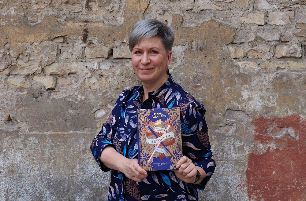 Par Manta Adomēna romānu "Monēta un labirints" stāsta tulkotāja Dace Meiere