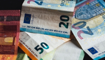 Trešdaļa Latvijas jauniešu vēlas saņemt "uz rokas" 1500 eiro mēnesī