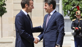Pēc asās vārdu apmaiņas Francijas prezidents Elizejas pilī uzņem Itālijas premjerministru