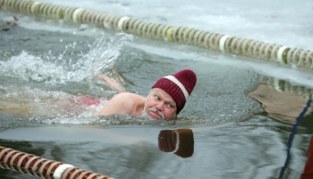 Праздничный заплыв “Моржи плывут 107”