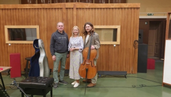 Čellists Miķelis Dobičins un noslēpumainie Kristofera Čerrones muzikālie stāsti