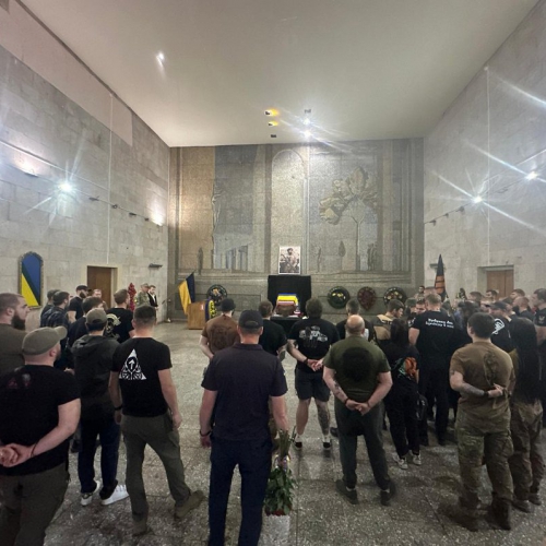 Harkivā mūžībā pavadīts Latvijas brīvprātīgais karavīrs Ņikita Sļadzevskis 