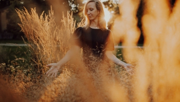 Пианистка и композитор Айя Алсиня