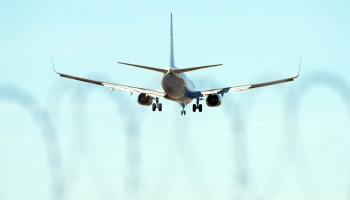 Rīgas lidosta ir samērā drošā vietā. Stāsta lidostas dispečeris Renārs Bernāns