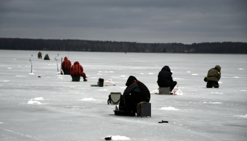 Ziemīgais un arī riskantais vaļasprieks - zemledus makšķerēšana. Stāsta Kārlis Goldmanis