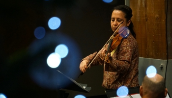 Izcilā baroka vijolniece Alfija Bakijeva un orķestris "Sinfonietta Rīga" LU Lielajā aulā