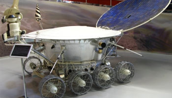 15. novembris. PSRS nogādā uz Zemes pavadoņa pirmo "Mēness gājēju" jeb Lunohodu