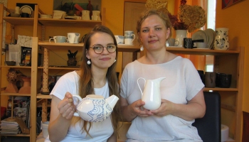 Dace un Alise Zvaigznes Tukumā gatavo porcelāna traukus