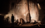 "Grieķi" - mīstiska spēle uz Liepājas teātra skatuves. Tiekamies ar Elmāru Seņkovu