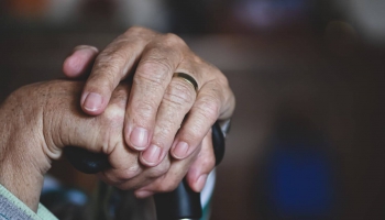 Ģimenē tuviniekam ir demence: kā pieņemt pārmaiņas cilvēkā un kur saņemt atbalstu
