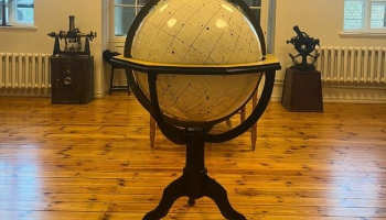 Самый большой звёздный глобус и комната, где хранили время. Репортаж из Музея астрономии