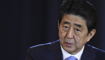 Japānas premjera Šinzo Abes partija pārliecinoši uzvar parlamenta vēlēšanās
