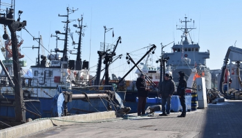 Jaunie jūrnieki raujas uz tirdzniecības kuģiem, Latvijā paliek vecie zvejnieki