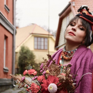 Lūcija Sičevska. Sarunā ar viņu vārdi krājas krāšņās buntēs un skaistās notīs