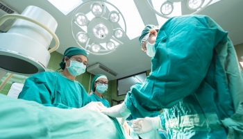 30. marts. Notiek pirmā ķirurģiskā operācija ar vispārēju narkozi