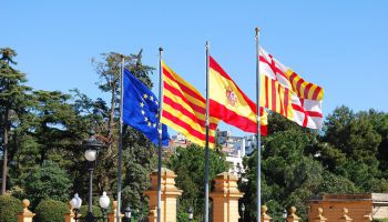 Eiropas Komisija aicina uz dialogu Kataloniju un Madridi, lai atrisinātu politisko krīzi