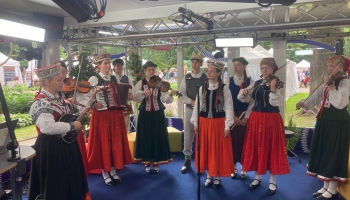 Studijā muzicē un emocijās dalās Liepājas bērnu un jaunatnes folkloras kopa “Ķocis”