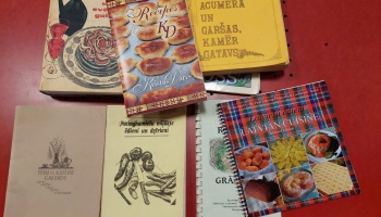 Pavārgrāmatu izstāde liecina, ka latviešu saimniecēm trimdā izdomas netrūka