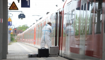 Dzelzceļa stacijā Vācijā sadurti četri cilvēki; neizslēdz «politiski motivētu» uzbrukumu