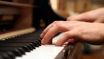 Ekstravagantās klavieres, pianistu ideālās rokas un "cietākie rieksti"