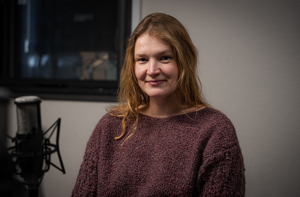 Kā uzgleznot smaržu, vēju, straumi un gaismu. Saruna ar gleznotāju Ievu Putniņu