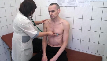 Krievija: Ieslodzītais ukraiņu režisors Sencovs pārtraucis badastreiku