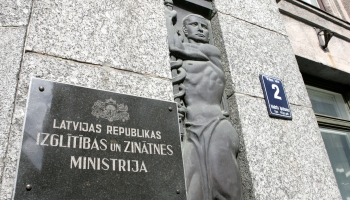 Protesti pie ministrijas pret pāreju uz mācībām latviešu valodā