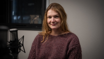 Kā uzgleznot smaržu, vēju, straumi un gaismu. Saruna ar gleznotāju Ievu Putniņu