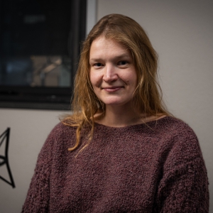 Kā uzgleznot smaržu, vēju, straumi un gaismu. Saruna ar gleznotāju Ievu Putniņu