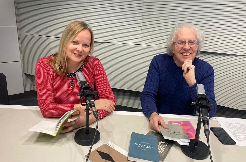 Par atdzeju un dzejas pārcēlumiem pārrunājam ar Guntaru Godiņu un Ingmāru Balodi