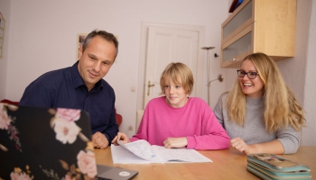 Bērni kā pozitīvie vēstneši mājiniekiem, mudinot vecākus mainīt paradumus