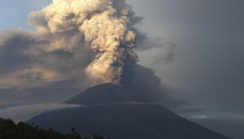 Bali salā no vulkāna apkaimes evakuē 100 000 cilvēku