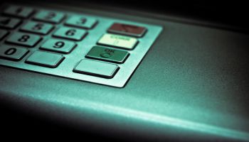 Policija: Sprādziens Rīgā notika, mēģinot aplaupīt bankomātu
