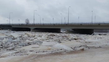 Ogrē applūdušas vairākas mājas, brīdina par iespējamiem plūdiem Daugavā