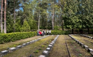Arī ziedu nolikšana nojaukto pieminekļu vietā Latvijā 9. maijā aizliegta