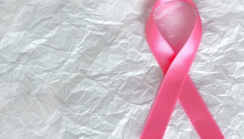 "Noņem rozā brilles" - krūts vēža ārstēšanā svarīga agrīna diagnostika