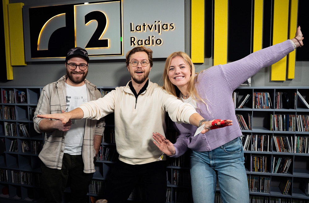 Papīra lidmašīnas atlidina Avenes