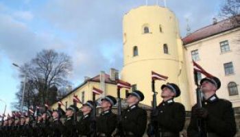 Arvien vairāk jauniešu nevar dienēt armijā sliktās fiziskās sagatavotības dēļ