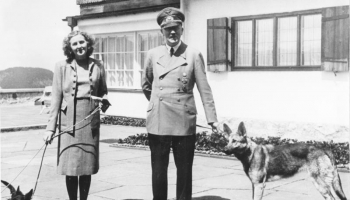 29. aprīlis. Salaulājas Vācijas līderis Ādolfs Hitlers un Eva Brauna