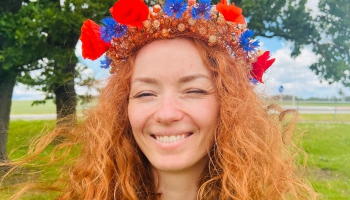 Elza Āriņa zīmju valodā palīdz ieraudzīt valodu tiem, kuri nespēj sadzirdēt